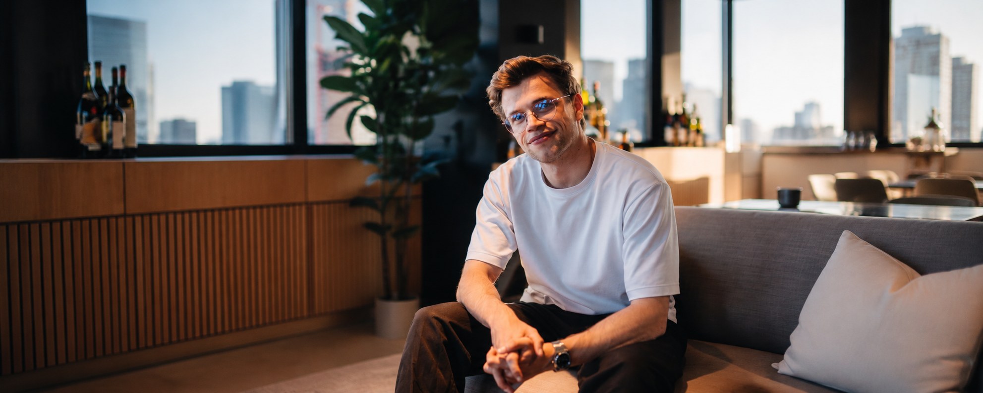 Jonas Melzer, Gründer von Fresh Media, vor einer Skyline